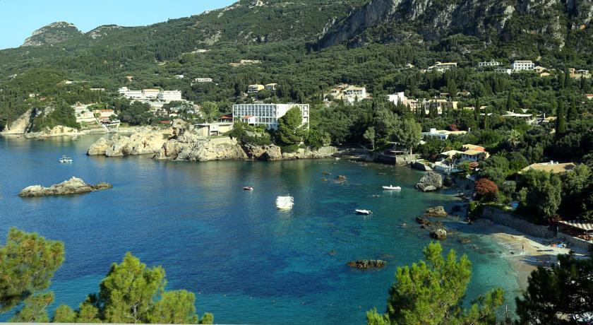 Akrotiri Beach Resort Hotel Paleokastritsa Exterior foto A view of the bay