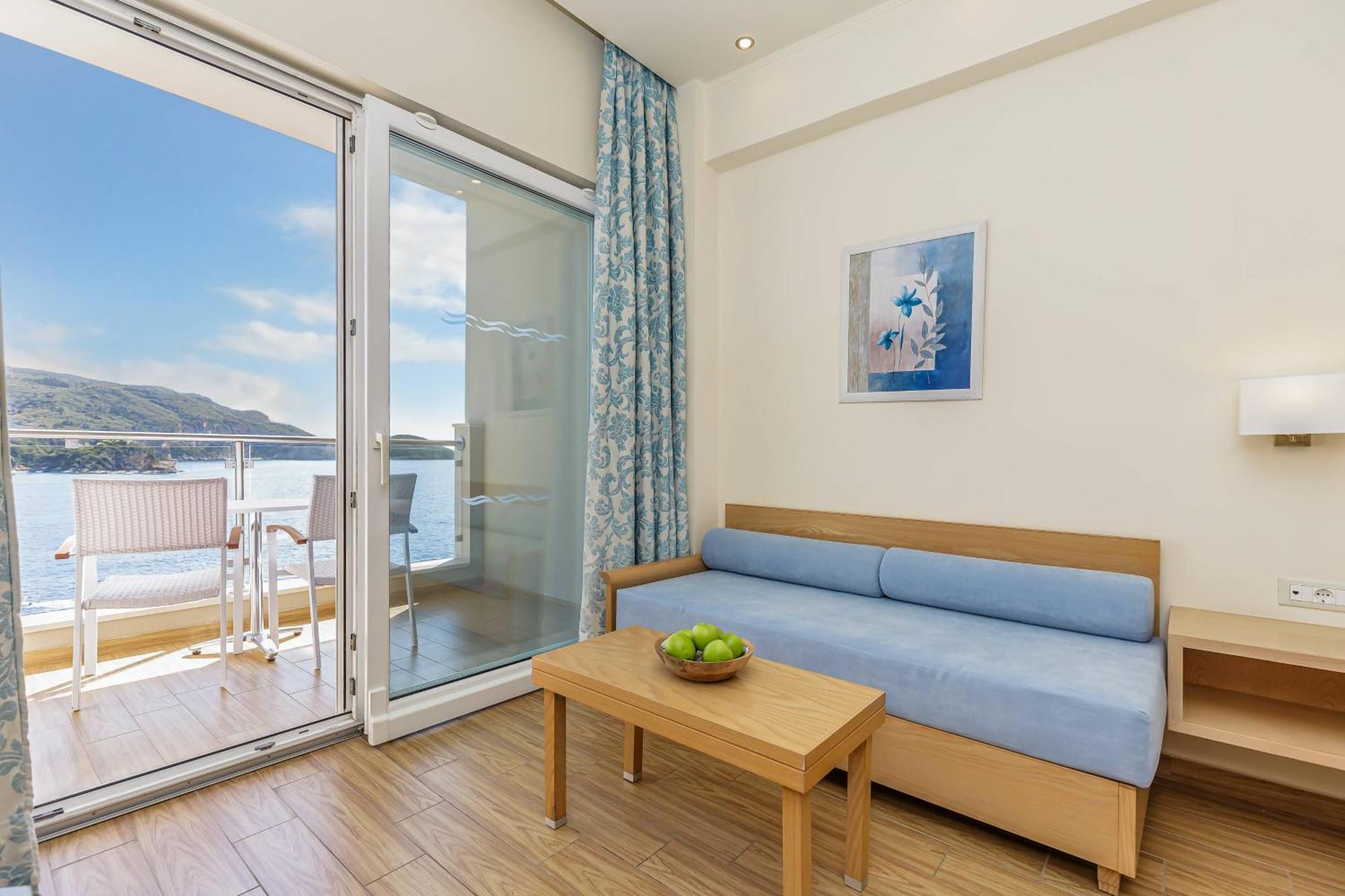 Akrotiri Beach Resort Hotel Paleokastritsa Exterior foto A room at the hotel