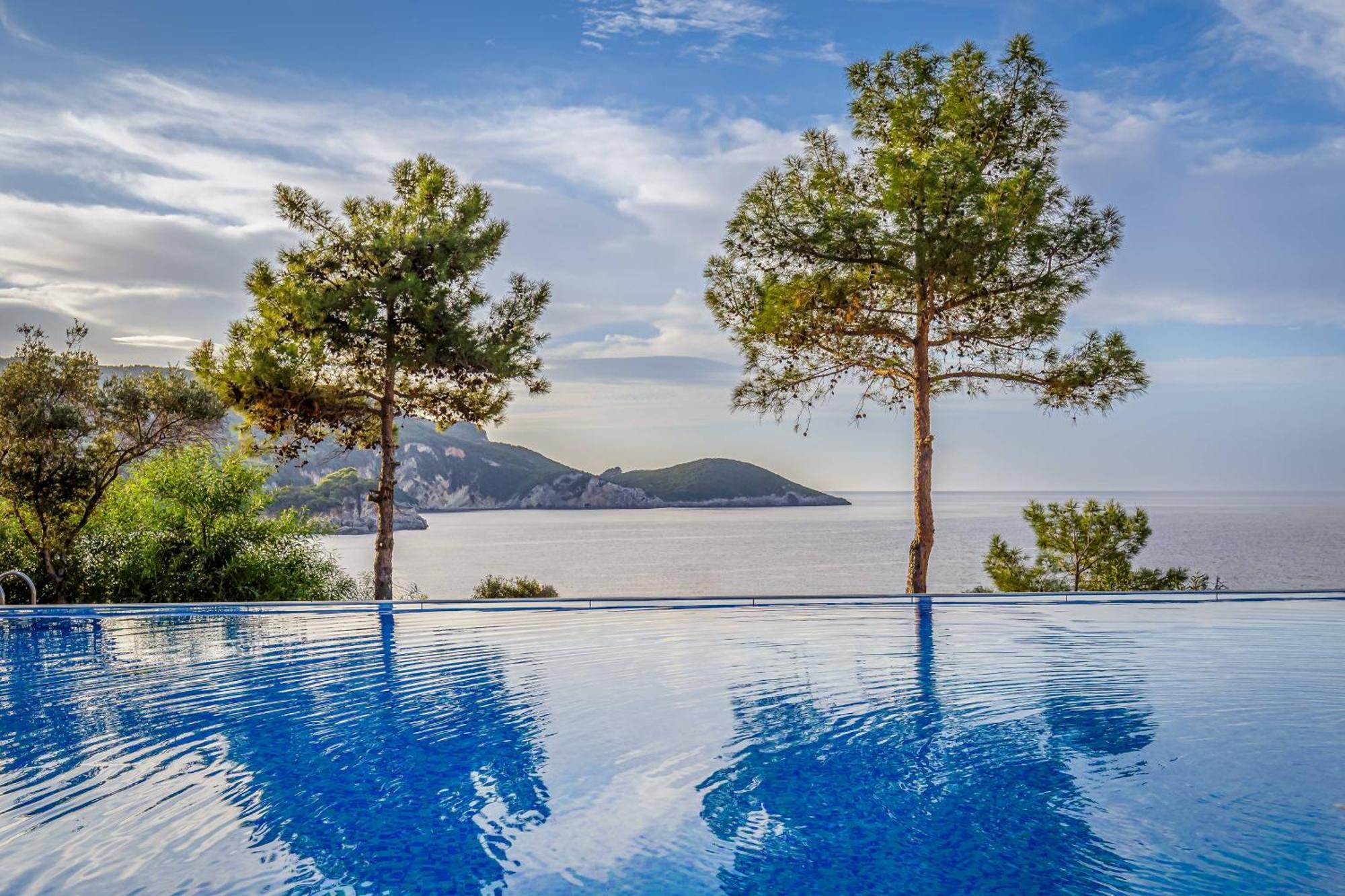 Akrotiri Beach Resort Hotel Paleokastritsa Exterior foto Infinity pool
