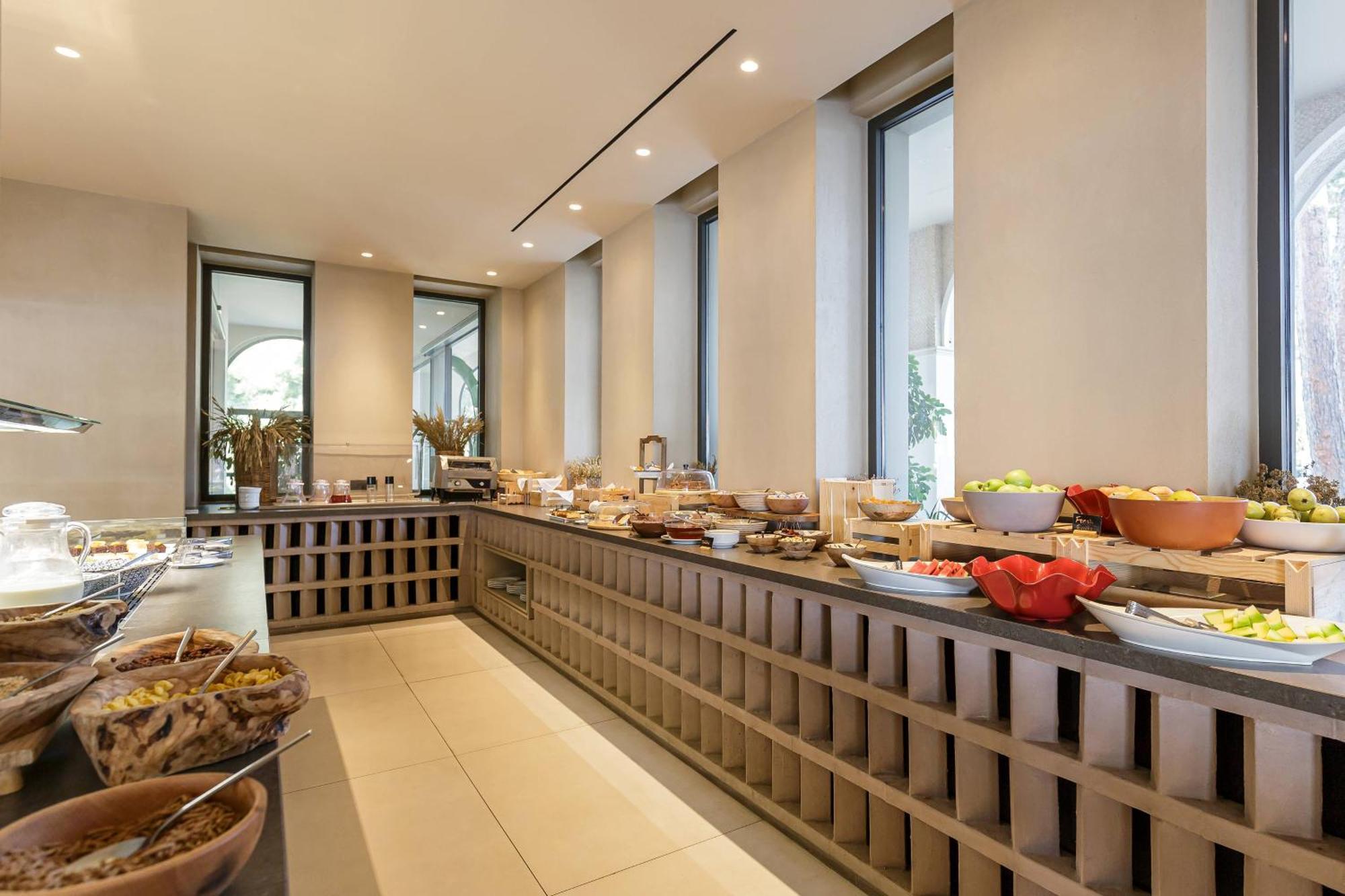 Akrotiri Beach Resort Hotel Paleokastritsa Exterior foto The buffet at the restaurant
